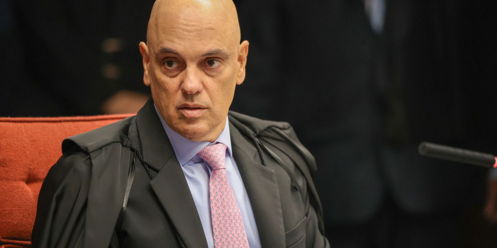 Moraes emite mandado de soltura que concede prisão domiciliar a Bolsonaro