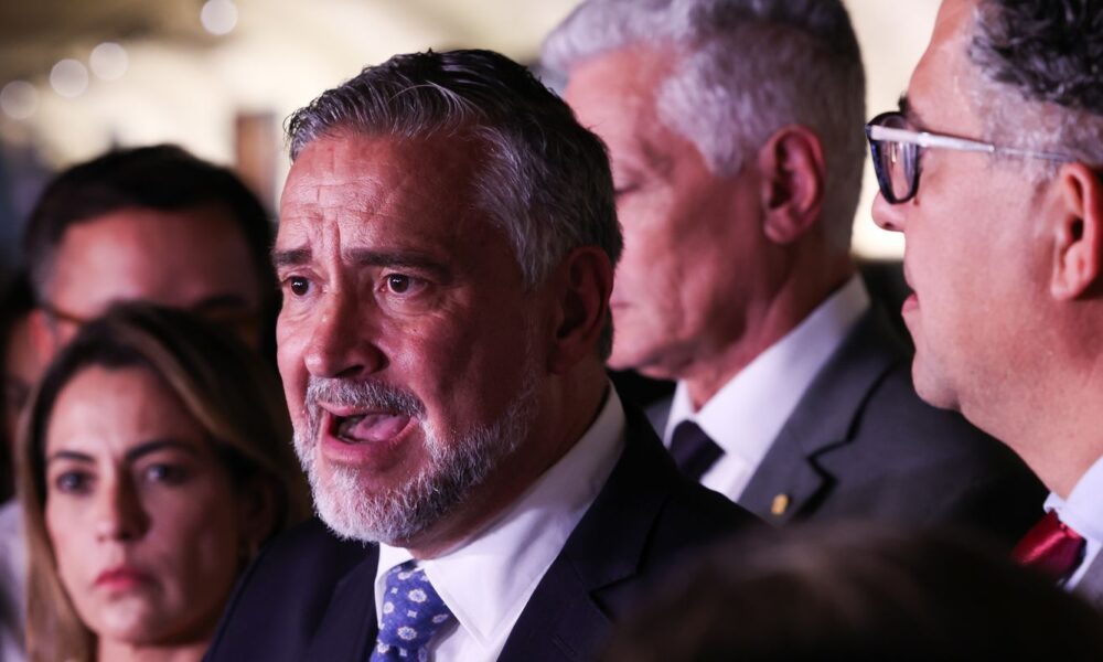 Base do governo pede indiciamento de Bolsonaro na CPMI do INSS