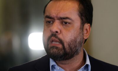 Cláudio Castro renuncia ao governo do Rio de Janeiro e declara que sai de cabeça erguida