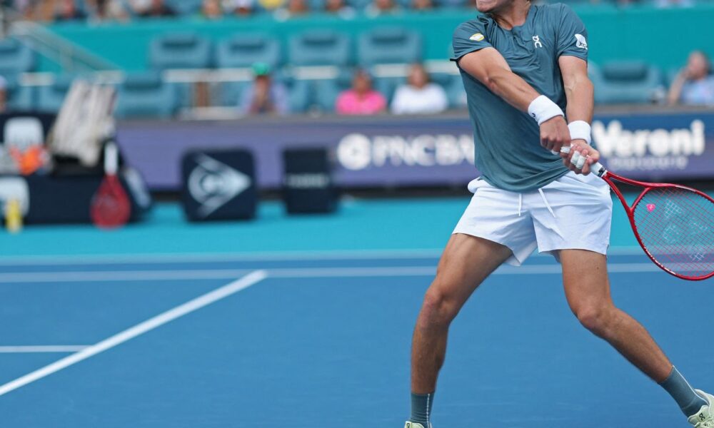 João Fonseca é derrotado pelo espanhol Carlos Alcaraz