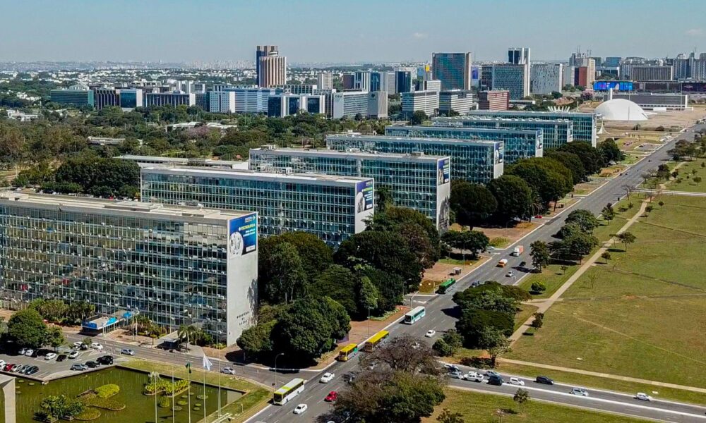 Lei reestrutura carreiras no Executivo e cria mais de 24 mil cargos