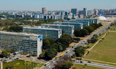 Lei reestrutura carreiras no Executivo e cria mais de 24 mil cargos