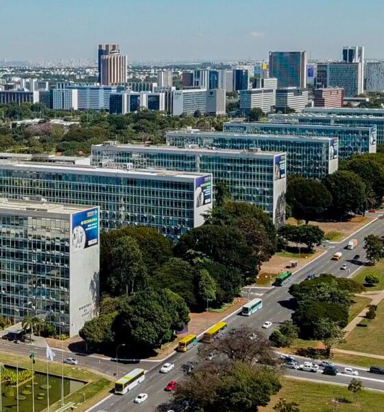 Lei reestrutura carreiras no Executivo e cria mais de 24 mil cargos