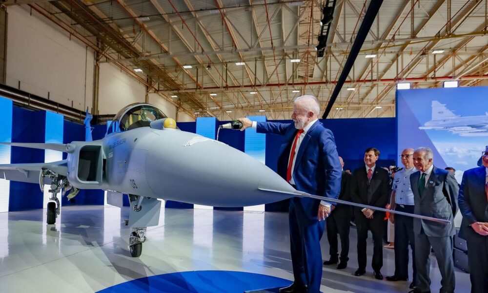 Lula inaugura primeiro caça Gripen fabricado no Brasil