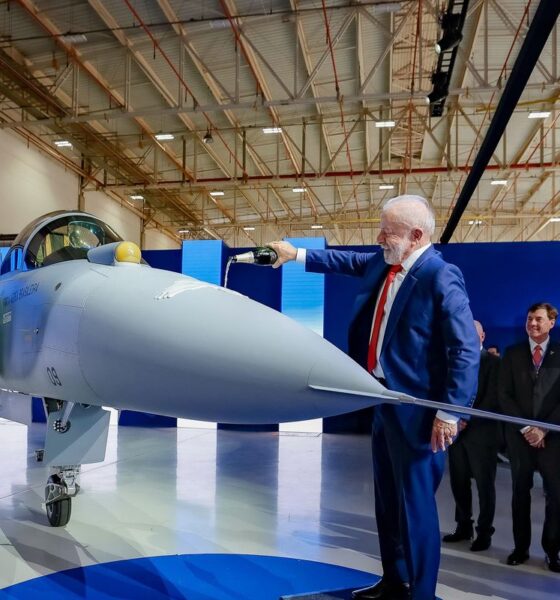 Lula inaugura primeiro caça Gripen fabricado no Brasil