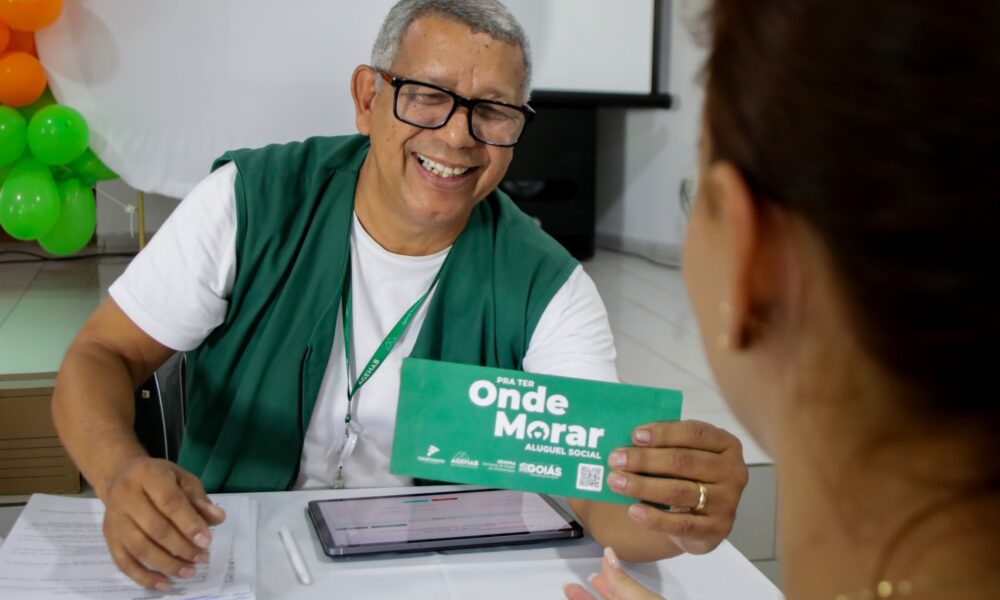 Agehab entrega cartões do Aluguel Social em São Luís de Montes Belos na quarta-feira