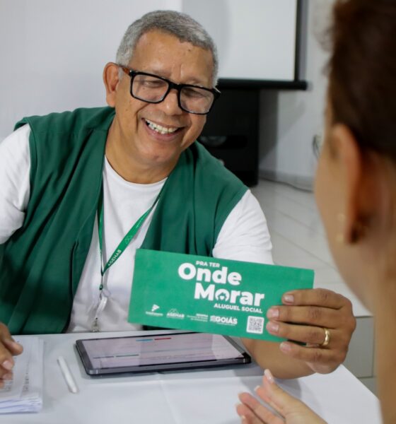 Agehab entrega cartões do Aluguel Social em São Luís de Montes Belos na quarta-feira