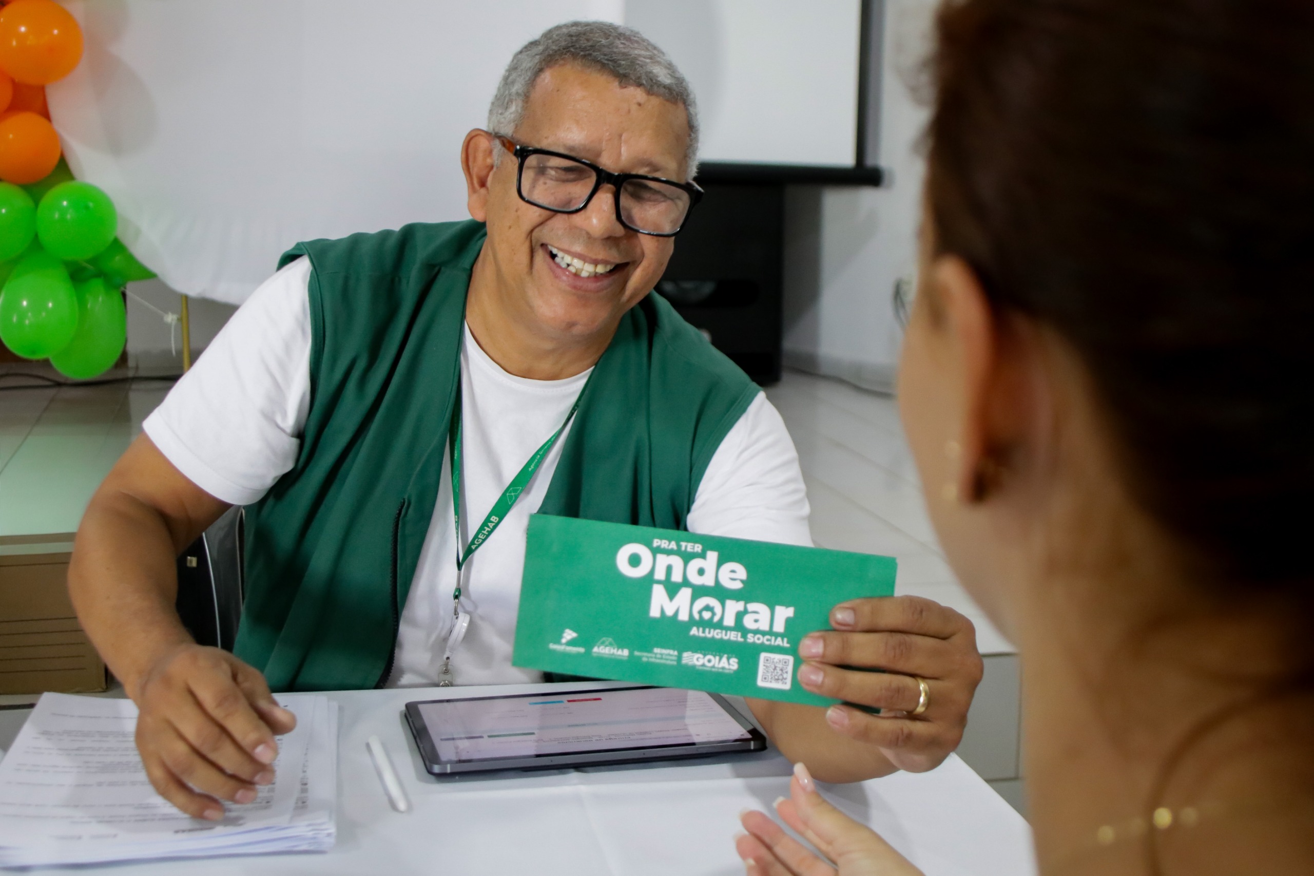 Agehab entrega cartões do Aluguel Social em São Luís de Montes Belos na quarta-feira