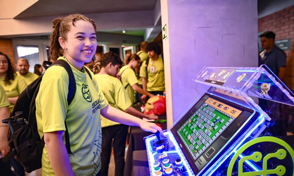 Tech é Social entrega cartões para alunos das Escolas do Futuro