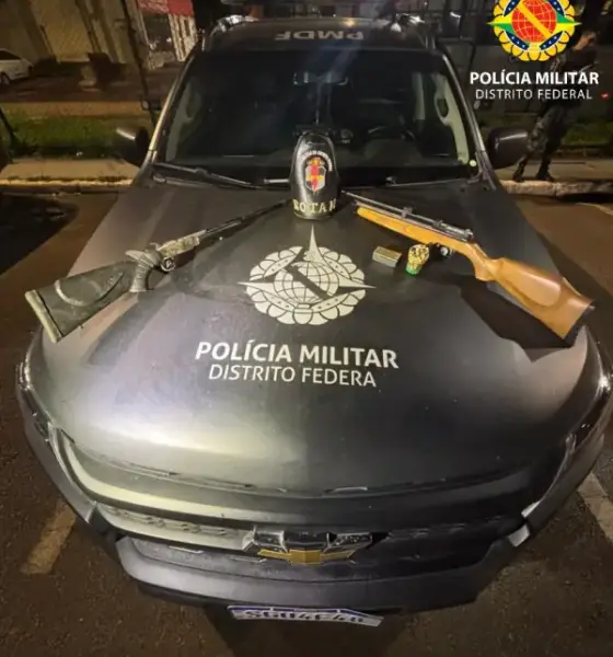 PMDF apreende duas espingardas e 132 munições após fuga de suspeito em área de invasão em Taguatinga