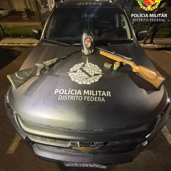 PMDF apreende duas espingardas e 132 munições após fuga de suspeito em área de invasão em Taguatinga