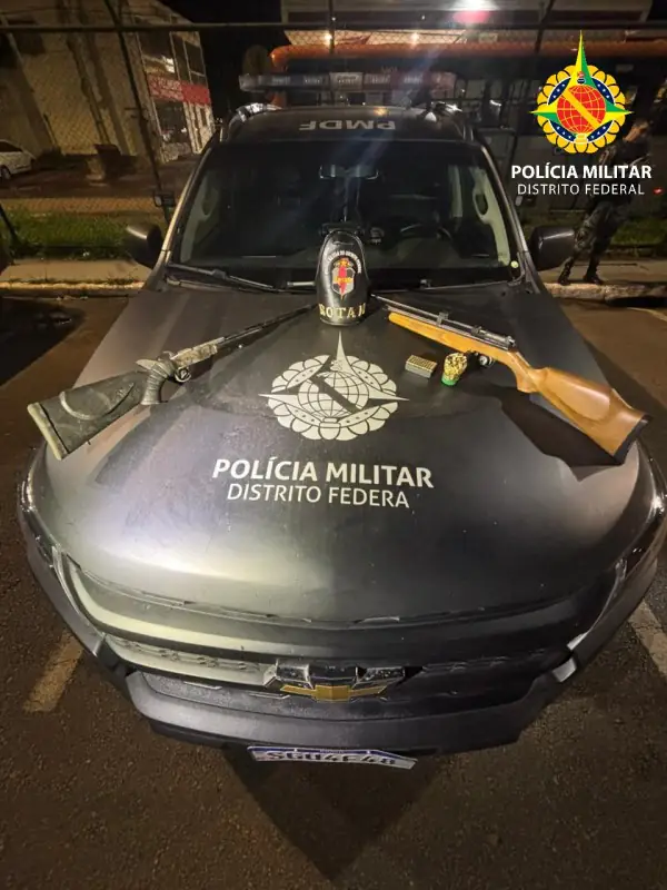 PMDF apreende duas espingardas e 132 munições após fuga de suspeito em área de invasão em Taguatinga