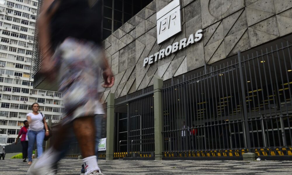 Petrobras afirma que está fornecendo toda a produção de combustível