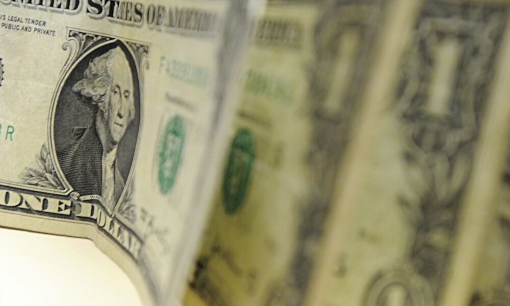 Dólar recua para R$ 5,24 e bolsa avança 3,24% após declaração de Trump