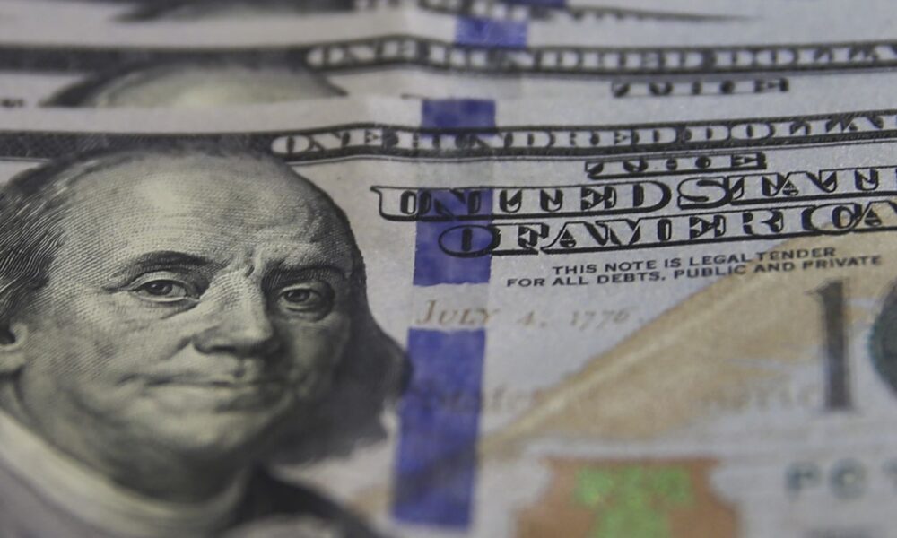 Dólar encerra cotação a R$ 5,32, maior valor desde janeiro, em meio a tensões no Irã