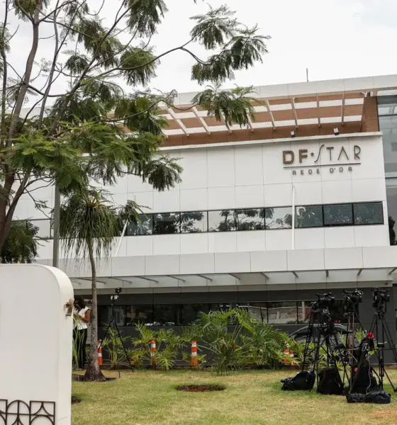 Bolsonaro apresenta melhora clínica, mas continua internado na UTI