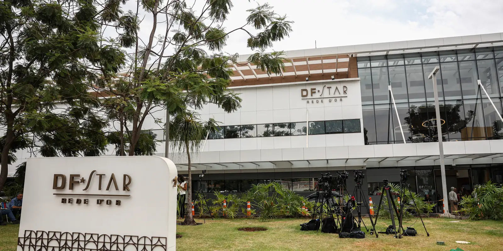 Bolsonaro apresenta melhora clínica, mas continua internado na UTI