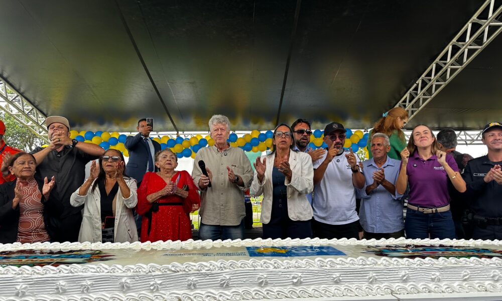 Ceilândia comemora 55 anos com cerimônia de corte de bolo na Praça do Trabalhador