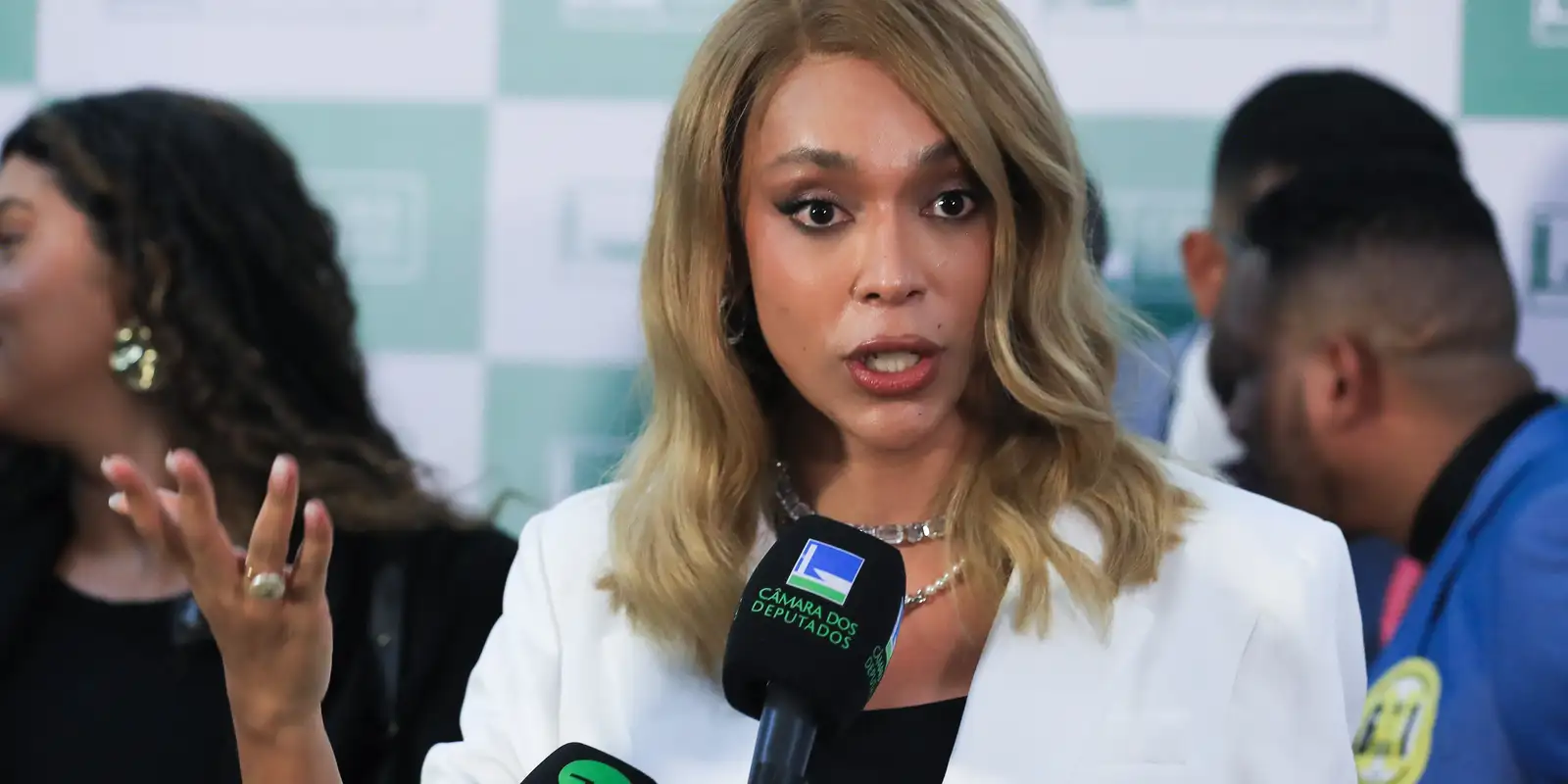 Ministério das Comunicações apura discurso transfóbico de Ratinho