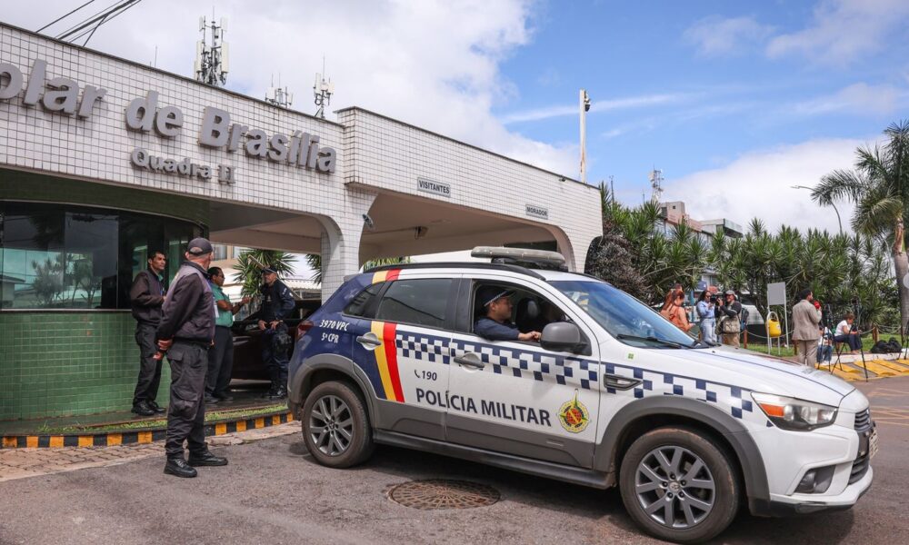 Moraes rejeita pedido de filhos de Bolsonaro para acesso à prisão domiciliar