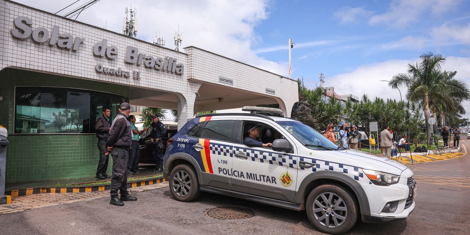 Moraes rejeita pedido de filhos de Bolsonaro para acesso à prisão domiciliar