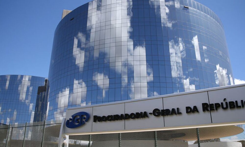 Moraes pede parecer da PGR sobre solicitação de prisão domiciliar para Bolsonaro