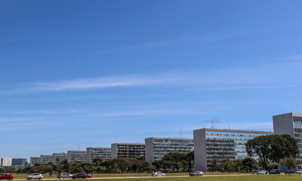 Governo bloqueia R$ 1,2 bilhão do Executivo e R$ 334 milhões em emendas