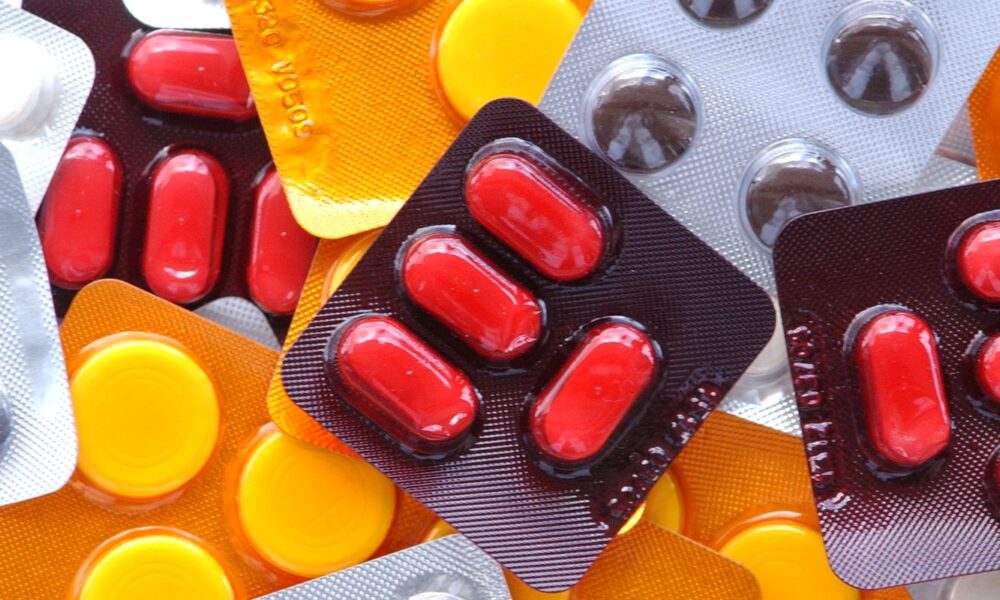 Cmed aplica multa a distribuidoras de medicamentos e defende regulamentação