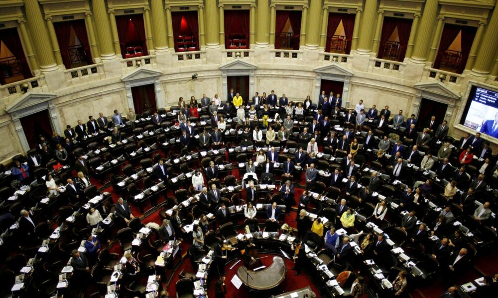 Justiça argentina suspende partes da reforma trabalhista proposta por Milei