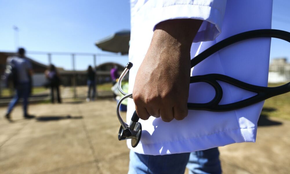 MEC aplica penalidades a mais de 50 cursos de medicina devido a desempenho insatisfatório