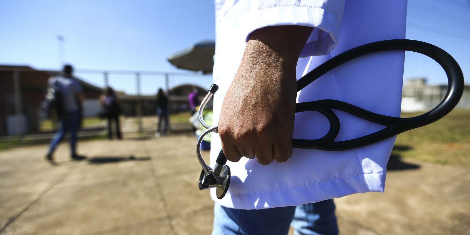 MEC aplica penalidades a mais de 50 cursos de medicina devido a desempenho insatisfatório