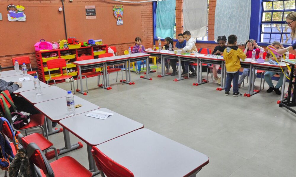 Especialistas afirmam que alfabetização na idade adequada é um marco para o país