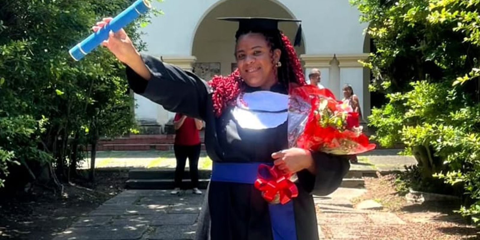 Mulher trans ingressa na universidade 25 anos após sofrer violências na escola