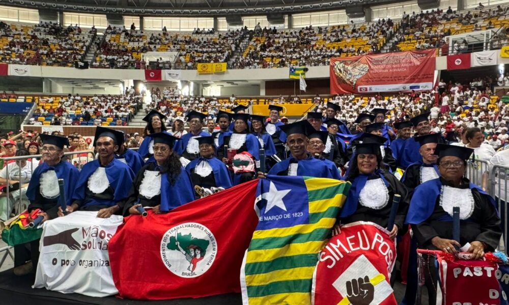 Festa em Recife comemora 30 mil alfabetizados por meio de programa social