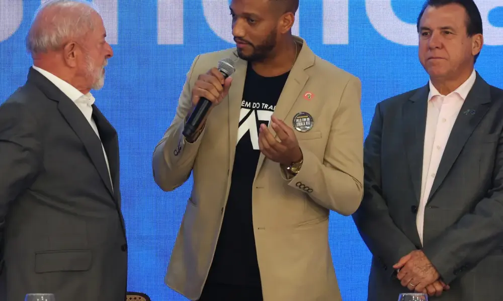 Lula pede apoio das centrais sindicais para acabar com a escala 6x1