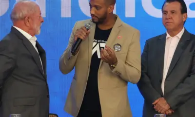 Lula pede apoio das centrais sindicais para acabar com a escala 6x1