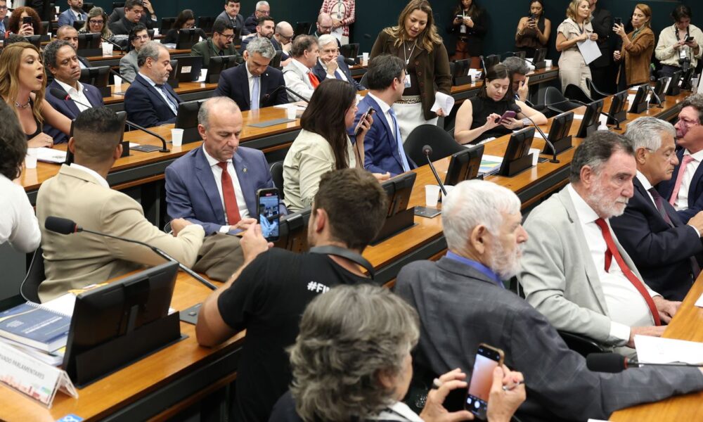 Pedido de vista prorroga votação da PEC que extingue a escala 6x1 na CCJ da Câmara