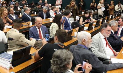 Pedido de vista prorroga votação da PEC que extingue a escala 6x1 na CCJ da Câmara