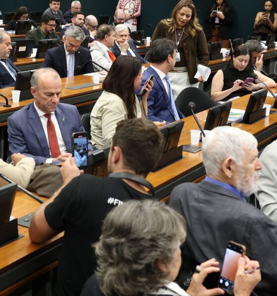 Pedido de vista prorroga votação da PEC que extingue a escala 6x1 na CCJ da Câmara