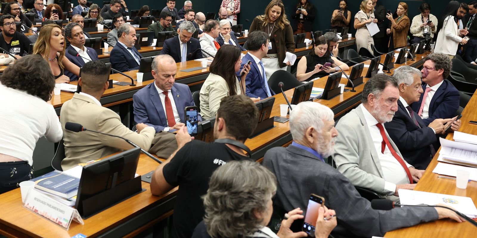 Pedido de vista prorroga votação da PEC que extingue a escala 6x1 na CCJ da Câmara