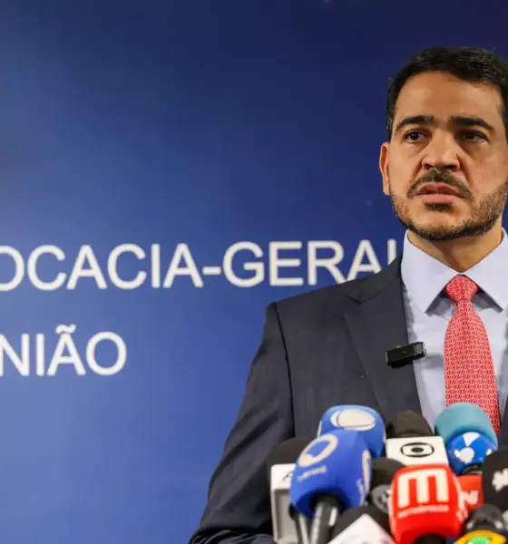 Senador apresenta relatório favorável à indicação de Messias ao STF