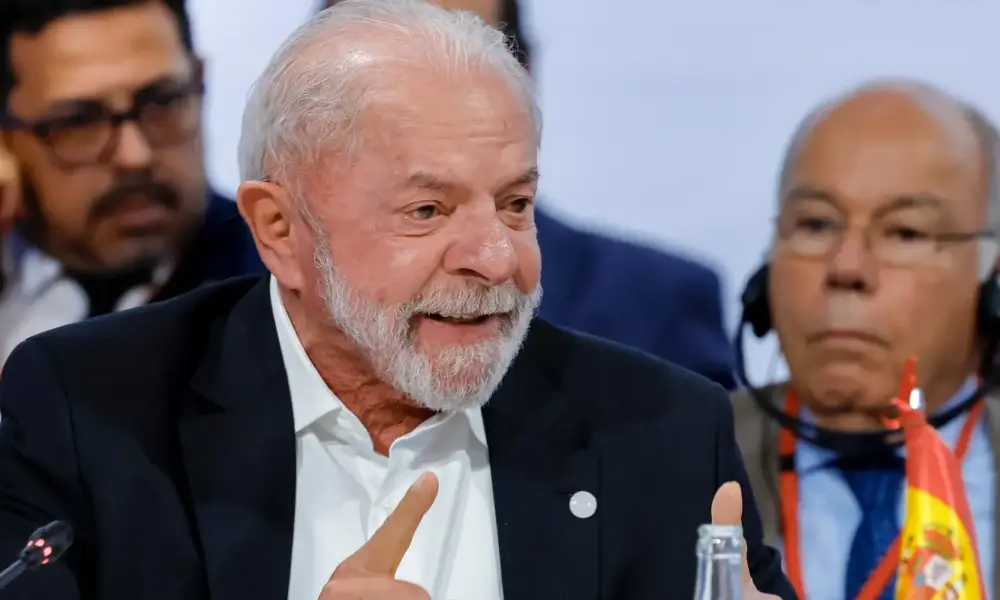 Lula defende o fim da jornada 6x1 e afirma que benefícios devem ser ampliados para todos, não apenas para os ricos.