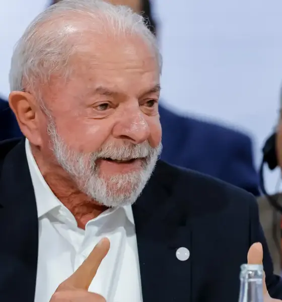 Lula defende o fim da jornada 6x1 e afirma que benefícios devem ser ampliados para todos, não apenas para os ricos.