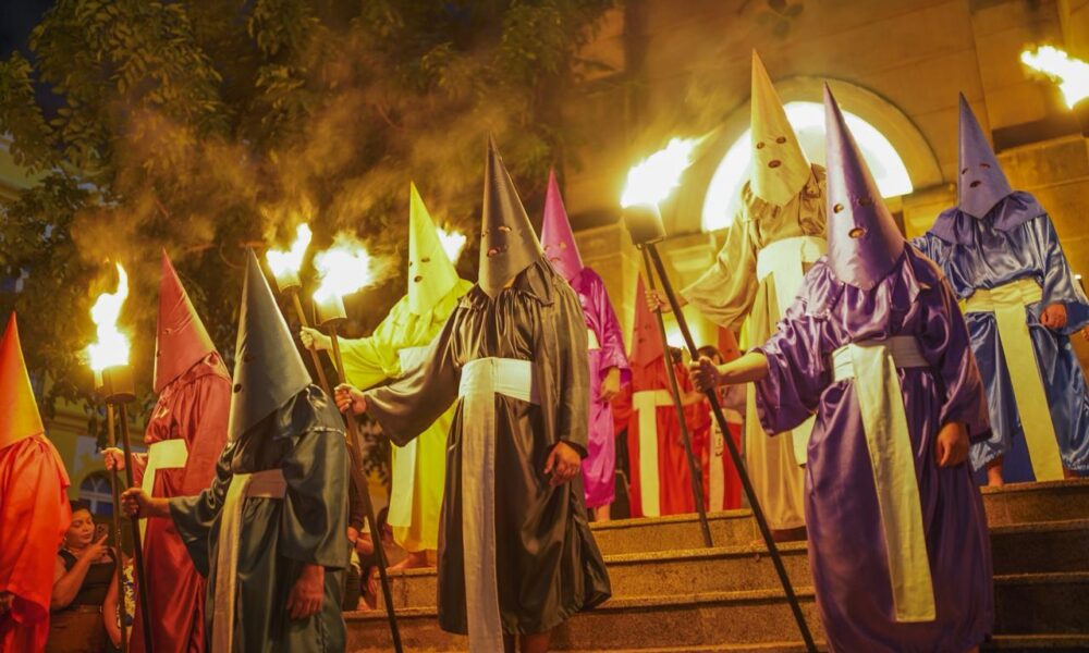 Procissão do Fogaréu reúne milhares de fiéis na cidade de Goiás