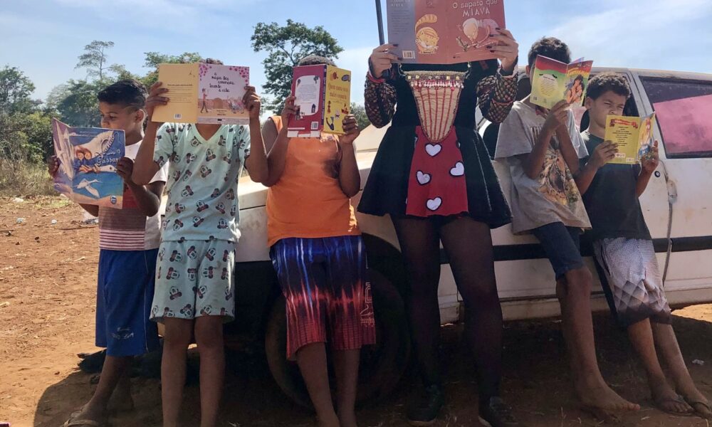 Crianças da comunidade Terra do Sol participam da 36ª Bienal de SP, no MAG Goiás