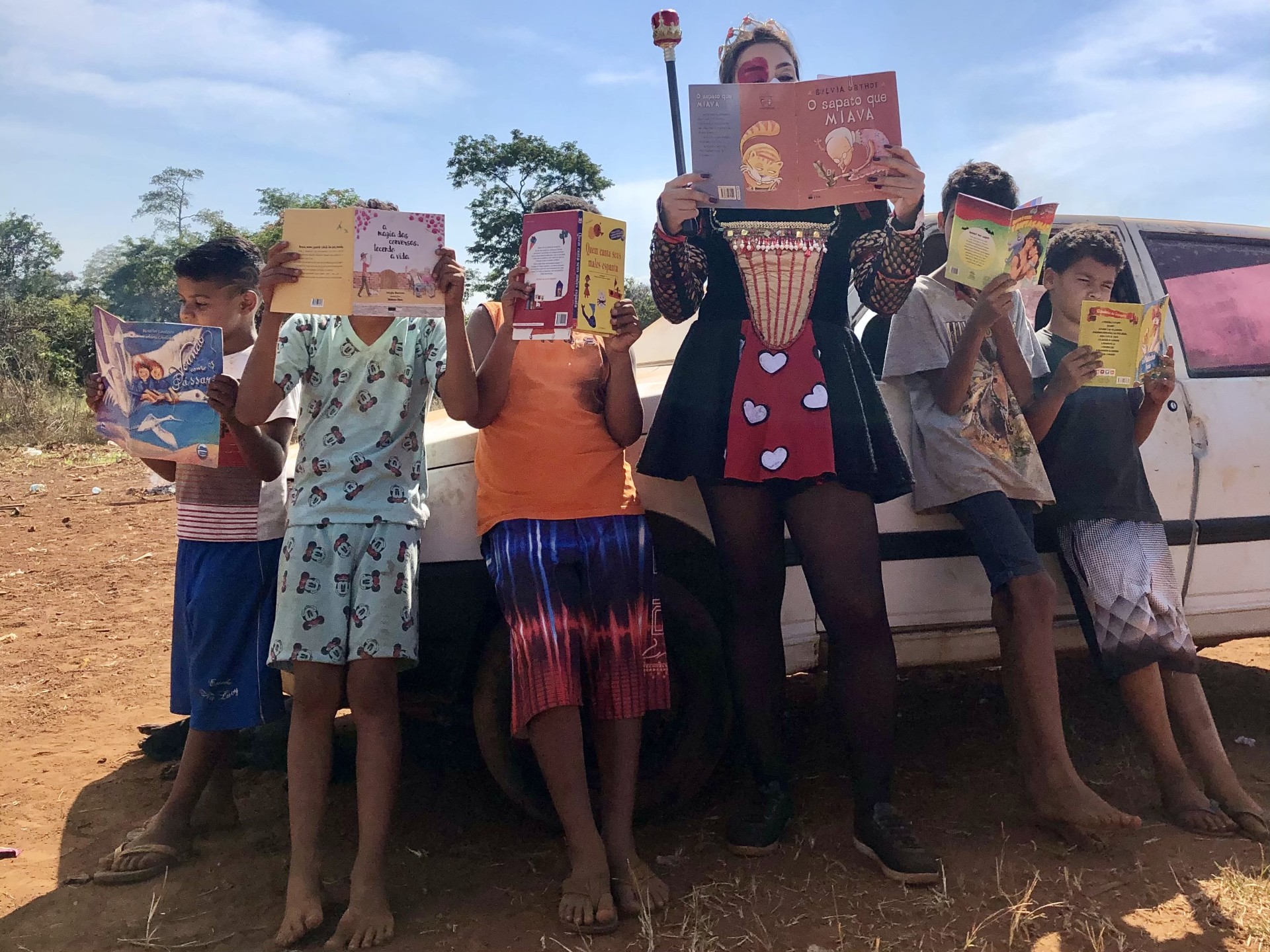 Crianças da comunidade Terra do Sol participam da 36ª Bienal de SP, no MAG Goiás