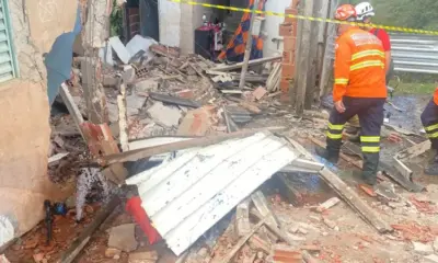 PMDF responde a desabamento de residência após acidente com retroescavadeira em Sobradinho