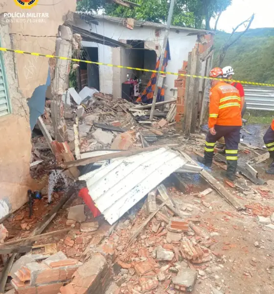 PMDF responde a desabamento de residência após acidente com retroescavadeira em Sobradinho