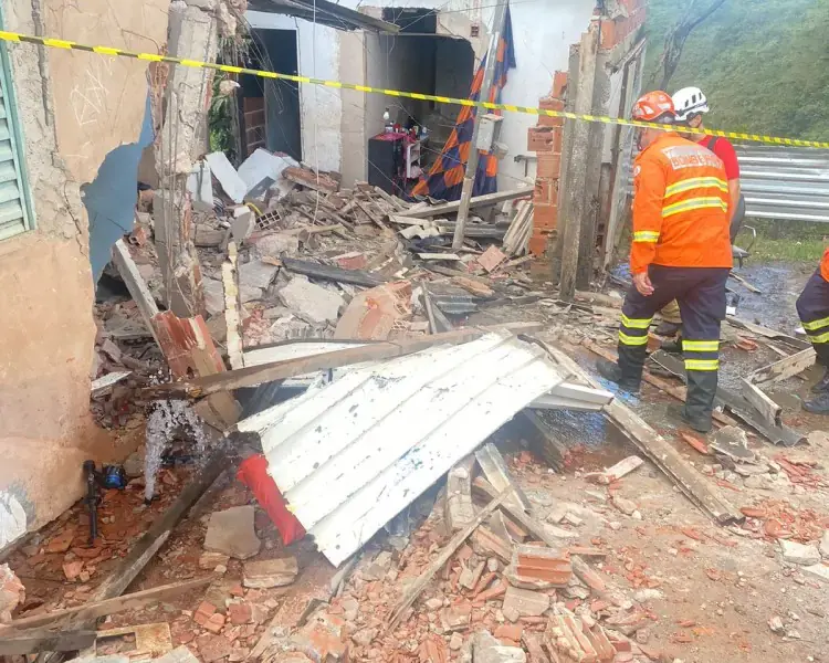 PMDF responde a desabamento de residência após acidente com retroescavadeira em Sobradinho