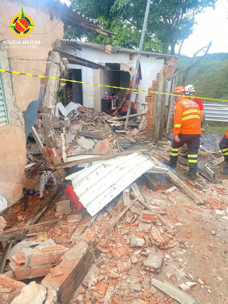 PMDF responde a desabamento de residência após acidente com retroescavadeira em Sobradinho